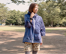 夏の雨の日にぴったり!袖が7分丈で涼しく着られる透湿レインパーカーポンチョ